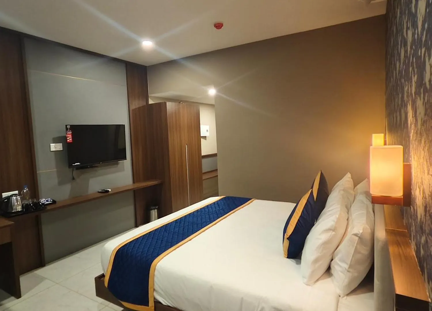 Отель Blue Diamond Residency Perintalmanna