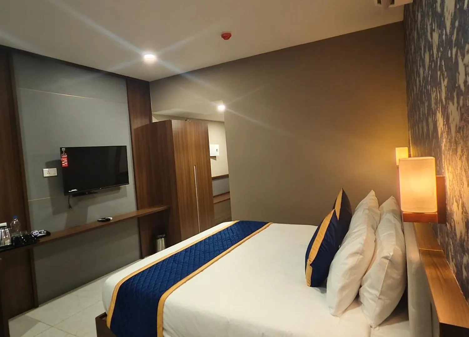 Отель Blue Diamond Residency Perintalmanna