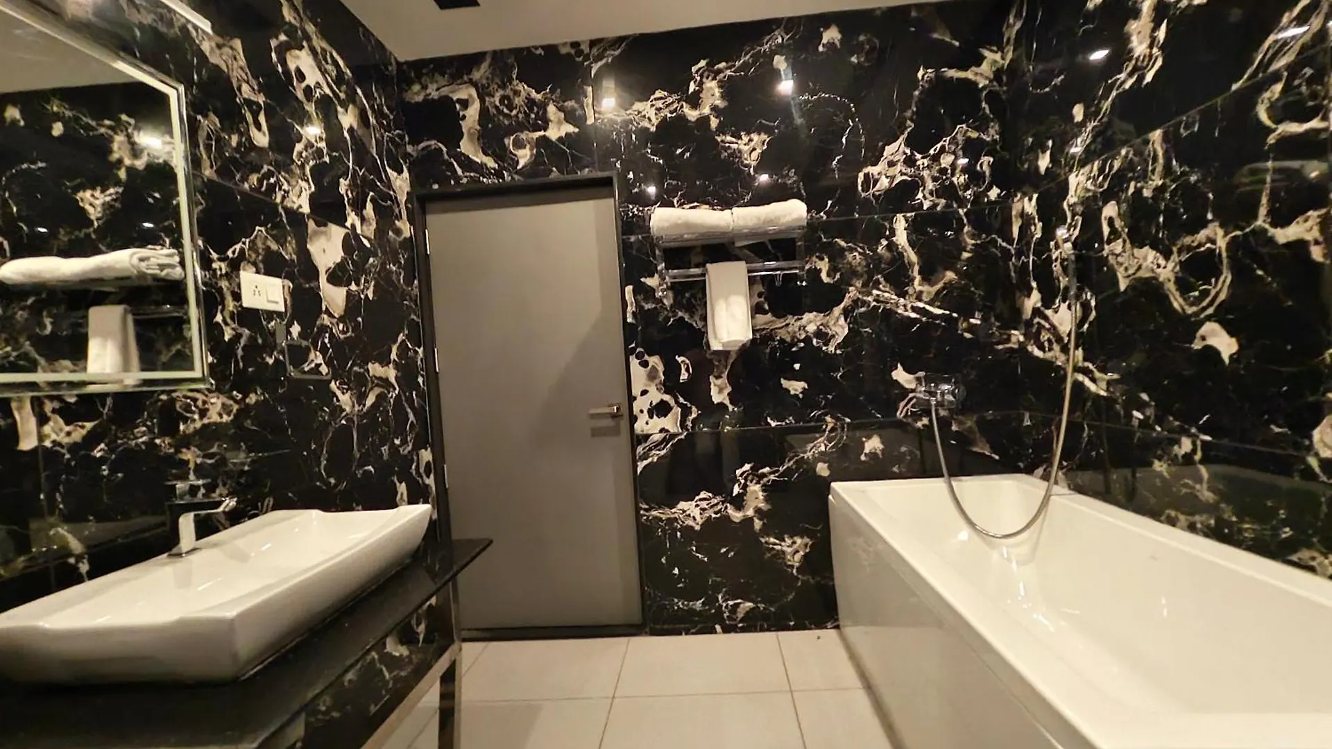 Отель Blue Diamond Residency Perintalmanna 4*,